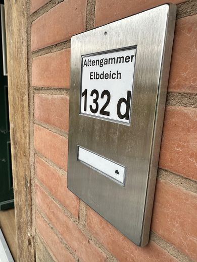 hochwertiger Erstbezug im kernsanierten Bauernhaus - Maisonette unter Reet am Elbdeich – Türklingel