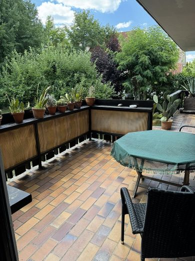 Zentrumsnah: Wohnhaus mit Galerie/Atelier, Einlieger-App.  & traumh. Naturgarten (834 qm) – Terrasse App./Altelier