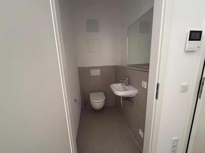 Einzigartige 4-Zimmer Wohnung mit Terrasse und Gartenanteil! NEUBAU – Gäste-WC
