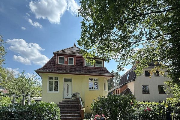 Stylish detached house with 1,800 m2 south-facing plot and high-quality fittings