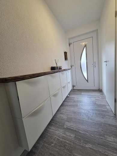 Casa a schiera centrale ben tenuta in posizione adatta alle famiglie a Laudenbach – Eingangsbereich Diele 