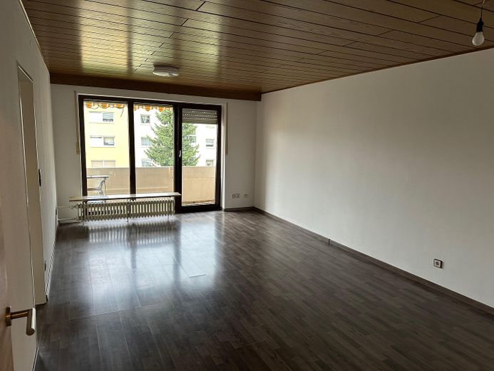 Blick in Wohnzimmer von Flur