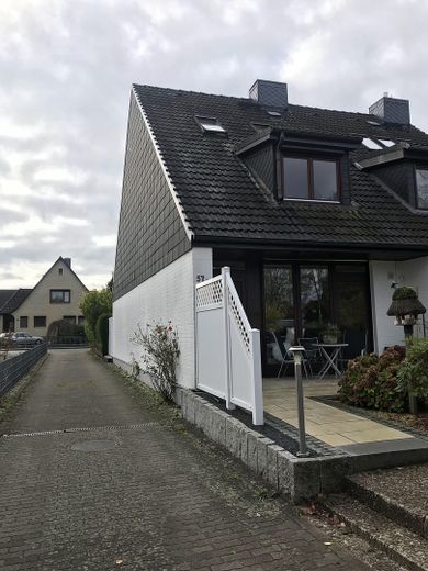 Auffahrt und Eingang EG