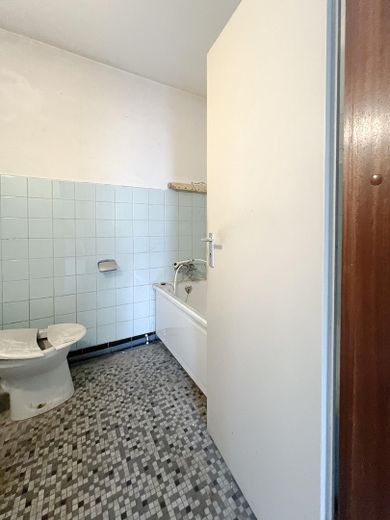 Bezugsfreie 3-Zimmer-Wohnung mit Balkon & Aufzug | Provisionsfrei | Sofort verfügbar – Badezimmer