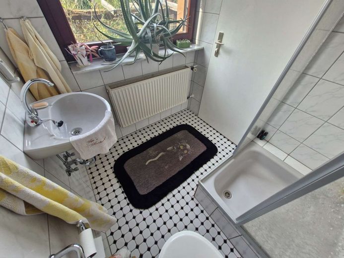 Stilvolle Landhausvilla - Wohnen mit Seele – kleines Bad mit Dusche OG