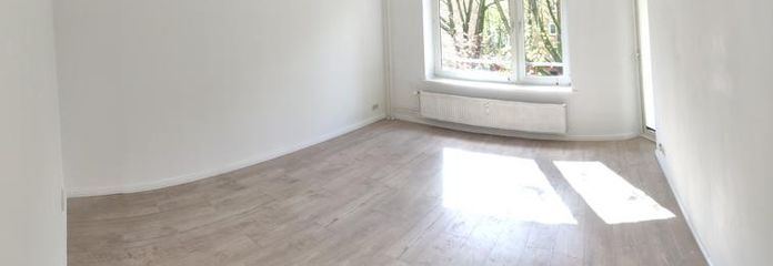 Helle, freundliche  2-Zimmer Wohnung in Hamburg-Uhlenhorst mit Balkon, courtagefrei – Lichtdurchflutetes Wohnzimmer