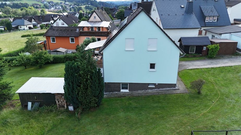 Einziehen und Wohlfühlen: Gepflegtes Einfamilienhaus mit Traumblick und moderner PV-Anlage in Teuschnitz OT Haßlach – Ansicht Nordost