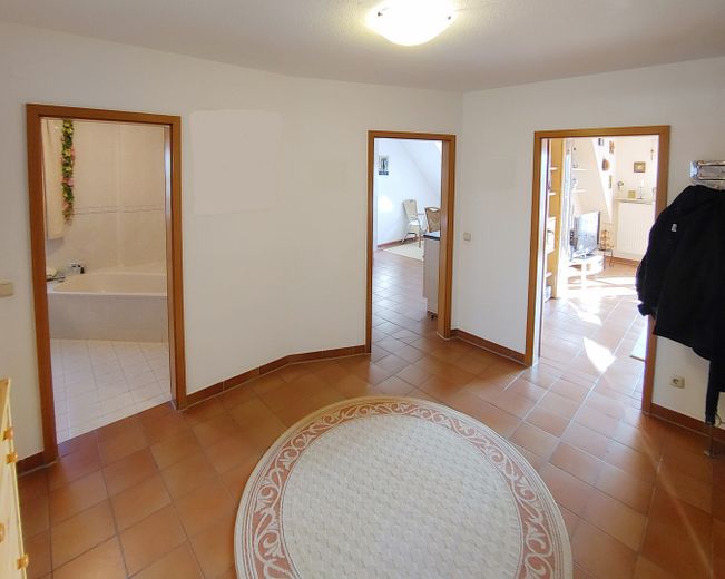 Avis aux investisseurs : duplex habité et meublé de 4 pièces avec cuisine, salle de bains et WC supplémentaires, dans un quartier calme proche du centre – Diele unten