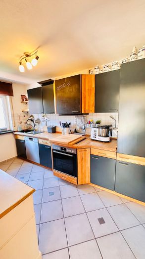 Provisionsfreie Maisonette-Wohnung mit Wohlfühlcharakter in Schwegenheim bei Speyer – Einbauküche 