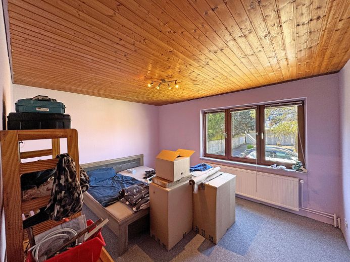 Schlafzimmer mit Fenster in de