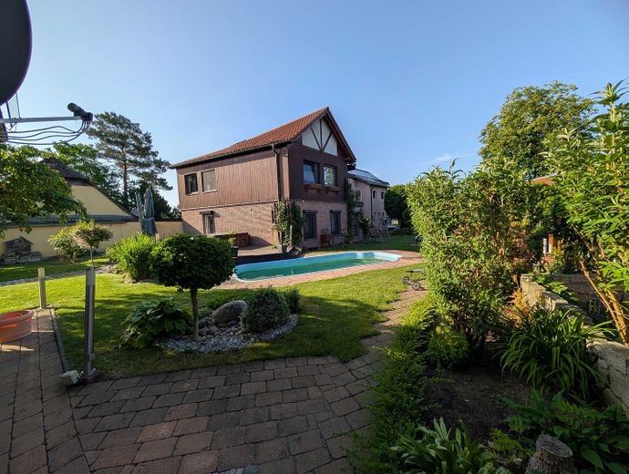 Wohnparadies Mehrgeneration Solar PV/Thermie, 80kWh Speicher, 2 Carport, Pool, WoMo-Platz – v. Werkstatt z. Garten