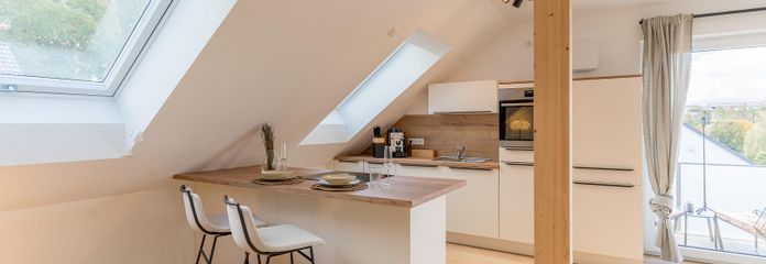 Jasne, designerskie mieszkanie na poddaszu (2 pokoje) z kuchnią BORA, parkietem Lindura i słonecznym balkonem – Premium Küche 