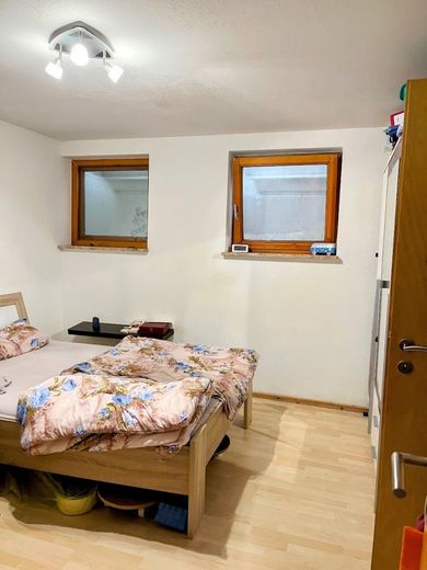 Charmante vermietete Souterrain-Wohnung mit 3 Zimmern, Einbauküche und separatem Eingang in ruhiger Lage – Schlafzimmer