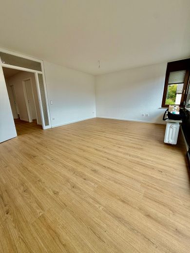 Vollständig frisch renovierte 4-Zimmer-Wohnung mit Balkon und neuer Einbauküche – Wohn-/ Esszimmer ca. 23 m²