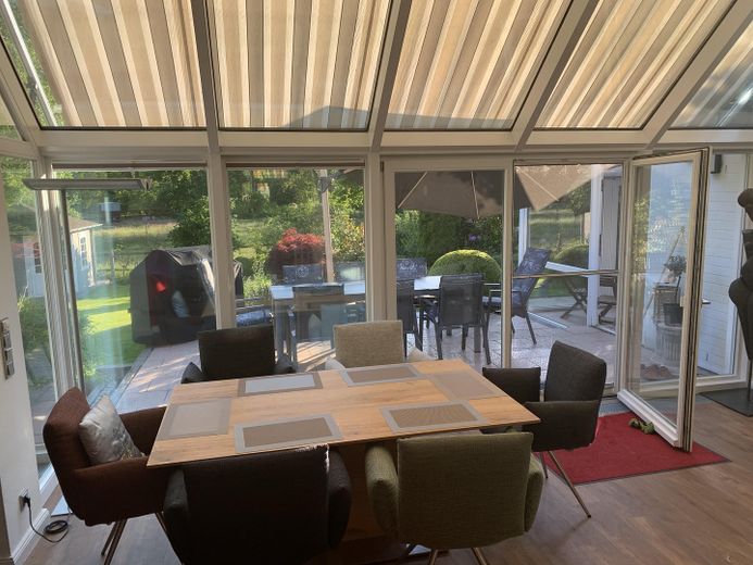 Essbereich mit Sonnenschutz