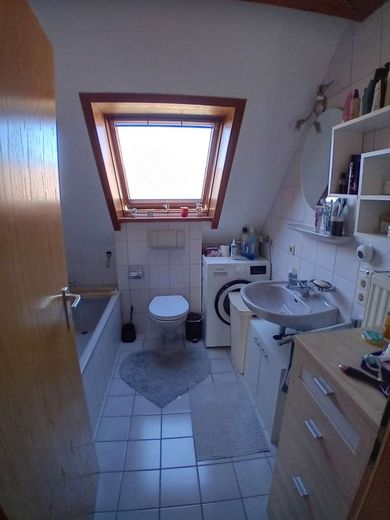 Gemütliche Dachgeschoss-Maisonettewohnung sucht neuen Eigentümer – Badezimmer