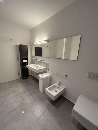 Przestronne mieszkanie 7-pokojowe z 2 balkonami i 2 miejscami parkingowymi w doskonałej lokalizacji w centrum Karlsruhe – Badezimmer 1