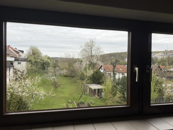 von Privat: Doppelhaushälfte mit Wintergarten, Kamin, Photovoltaik,… – Aussicht nach Westen