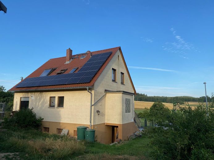 Freistehendes Familienhaus mit Fernblick und großem Garten. – Umgeben von Natur.
