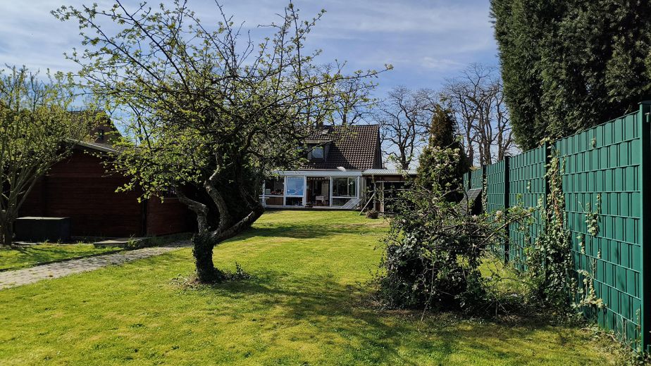 Doppelhaushälfte Einfamilienhaus, ländl. ruhige Lage doch zentral, gesamte Infrastruktur fußläufig – Hinteransicht