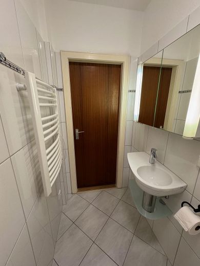 Großzügige 4-Zi.-Whg. (2 2/2 Zi.) mit Balkon/Südlage ; auf großem Grundstück ; provisionsfrei – Duschbad / WC Gäste (2)