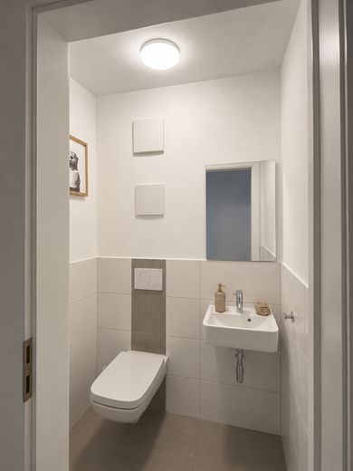 Aantrekkelijk 3,5-kamerappartement met loggia, ingerichte keuken en prachtig uitzicht – Gäste-WC