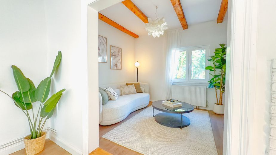Modernisiertes EFH mit ruhigem Garten im Zentrum von Ahrensburg – Wohnzimmer