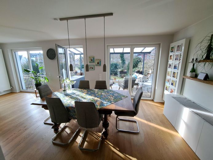 Esszimmer und Balkon