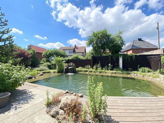 +++ Elegantes Zweifamilienhaus mit großem Garten, Badeteich inkl. Poolhaus +++ – Schwimmteich II