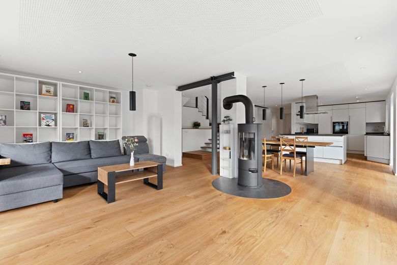 Blick Wohn Essbereich + Treppe