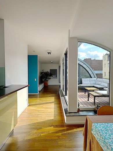 Penthouse exclusif dans le quartier belge – Un logement meublé avec style, calme et lumière – Wohn- und Essbereich