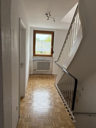 Zuhause fühlen in Reihenmittelhaus in ruhiger, familiärer Lage – Flur im OG