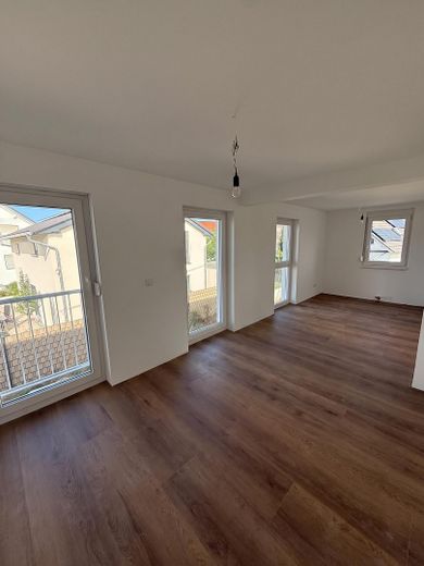 Große helle 6 Zimmer-Wohnung mit Balkon - Erstbezug nach Kernsanierung – Wohnzimmer mit Balkon