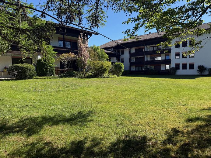 1,5 Zimmer Wohnung mit schöner privater Terrasse, Schwimmbad und Sauna – Parkähnliches Grundstück