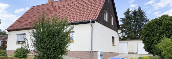 Entkernte Doppelhaushälfte mit 2 Garagen, Tageslichtbad & Garten in ruhiger Lage!