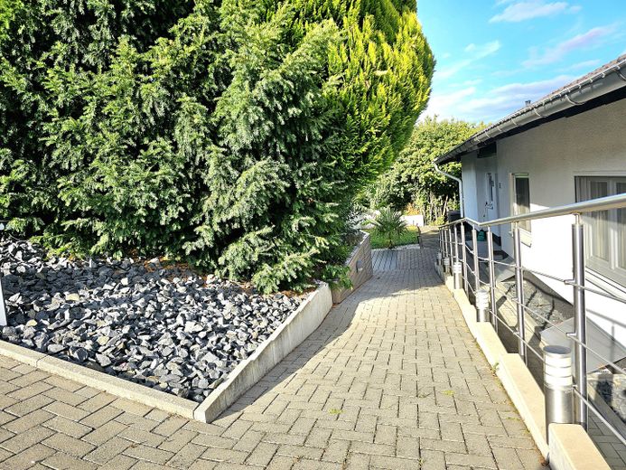 Moderne 3,5 Zimmer EG Wohnung 155 m² Wohnfläche + 190 m² Nutzfläche mit Balkonen & Terrasse & Garten – Barrierefreier Zugang
