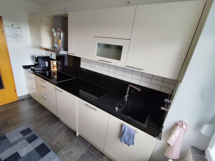 Grand appartement de 4 pièces avec balcon et place de parking en sous-sol, dans un quartier prisé de Bad Homburg – Küche