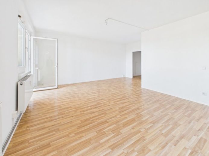 Top saniert mit großem Balkon und super Weitblick! ** Aufzug ** – Foto 1