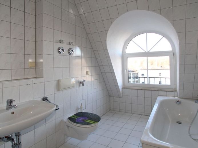 Interessante Wohnung mit großem Wohnzimmer... TG-Stellplatz möglich – Foto 1