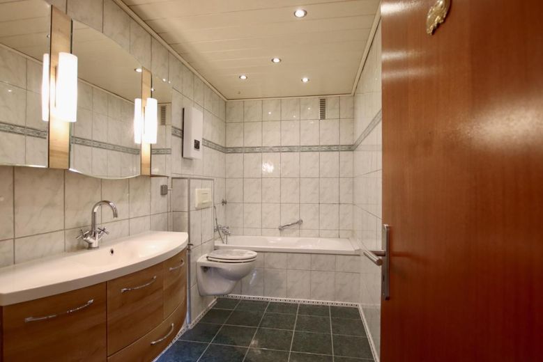 Hauptbad mit Badewanne