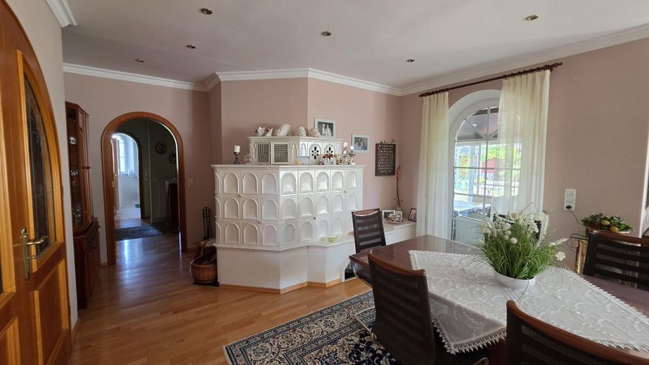 Provisionsfreies, schönes Haus mit Hauptwohnung + 2 Einliegerwohnungen. Mit schönem Garten – Wohn-/Esszimmer 2