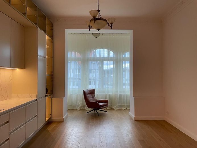 Kernsanierter Altbau mit Aufzug im 3. OG: 2 Zimmer, Designküche & Einbauschränke & Vorhänge nach Maß – Foto 9