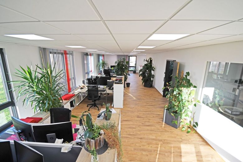 Modernes Bürogebäude am Innovationscampus Saarbrücken – Großraumbüro