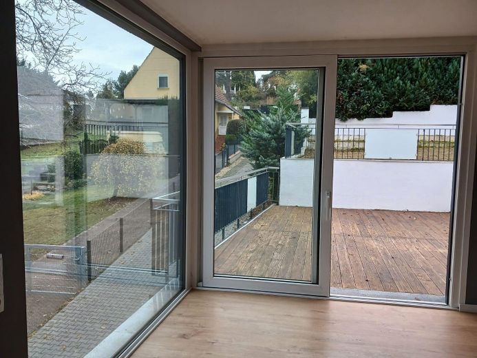 Luxuriöse Neubau-Immobilie in Naturnähe: Modern, lichtdurchflutet und vielseitig – Blick in den Garten