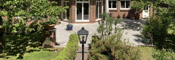 Gartenseite mit Terasse 