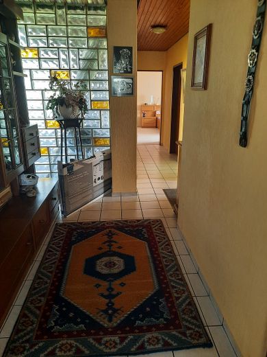 Casa unifamiliare con possibilità di appartamento indipendente/alloggio multigenerazionale su terreno spazioso - senza provvigione – EG Flur von Kü. zum SZ