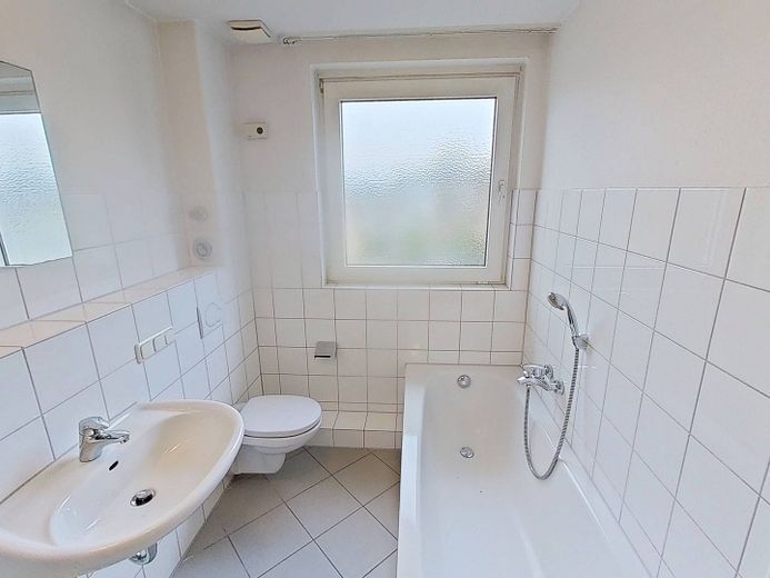 SPARAKTION: Komfortable 3-Zimmer-Wohnung mit überdachtem BALKON und Tageslichtbad mit Dusche und Badewanne – Ansicht I: Badezimmer