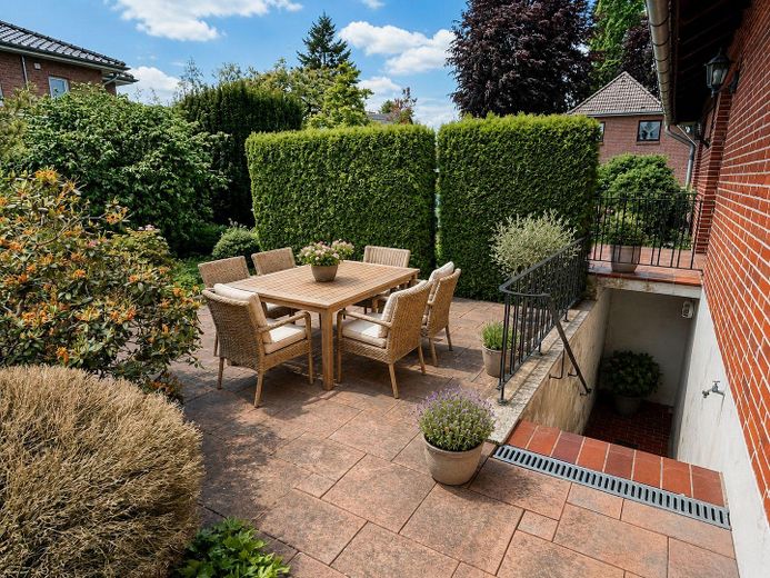 Kl. Terrasse KI eingerichtet