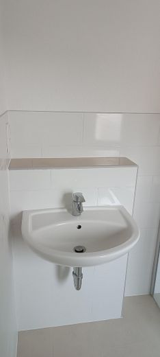 Frisch sanierte 2-Zimmer-Wohnung mit Einbauküche & neuem Kühlschrank in Aken (Elbe) – 1. OG, 37 m² – Waschbecken inkl Ablage