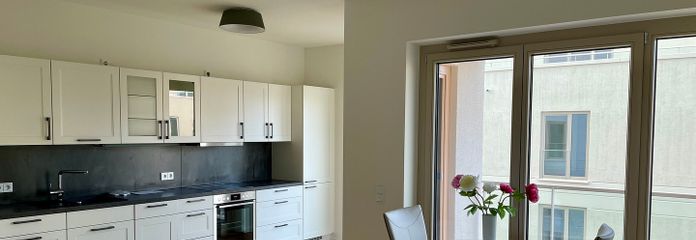 Wohnzimmer mit offener Küche